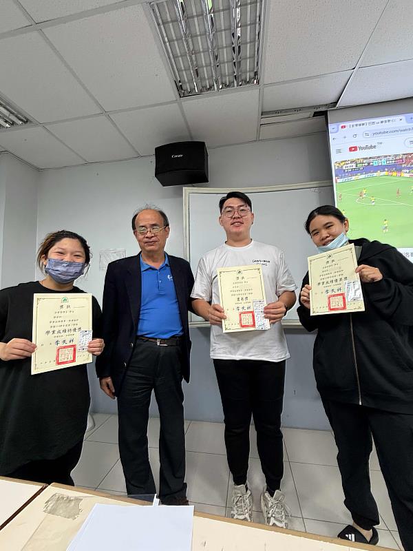 企管系表揚產攜優秀僑生,許昭民老師(左2)與二年級得獎同學合影