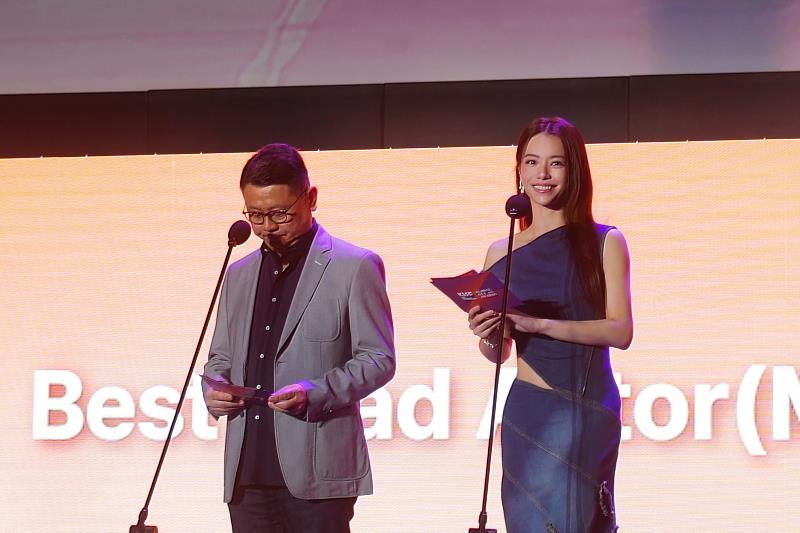 決選評審宋芸樺與 Derek Wong 共同合頒最佳男女主角獎