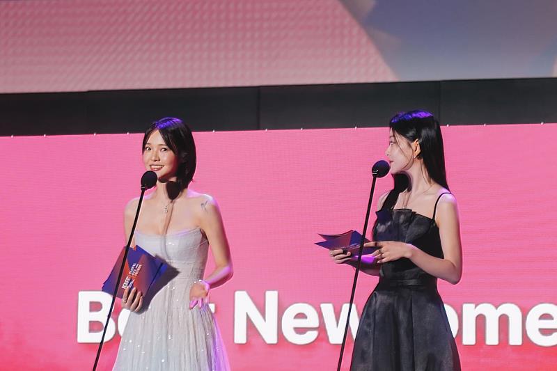 林廷憶與韓國演員鄭受彬共同頒發本屆的新人獎項
