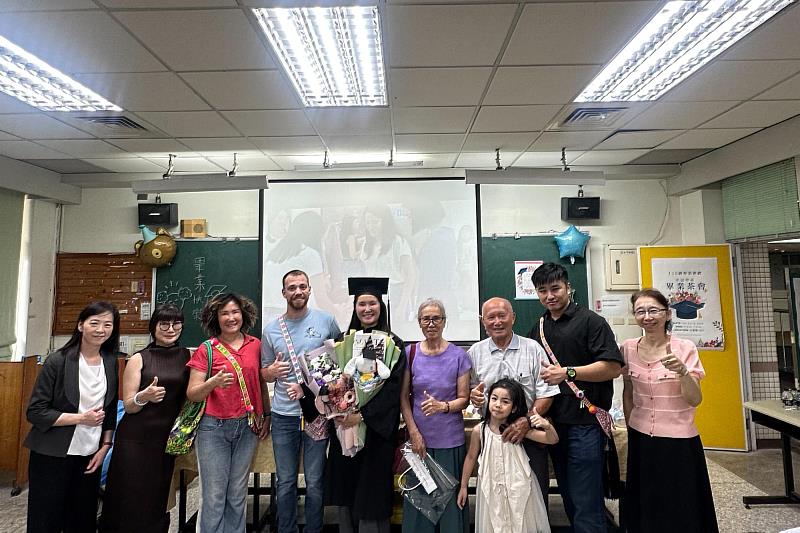 南大英語系畢業生與師長一同回顧四年成長歷程，展現深厚師生情誼與溫暖的人文教育精神。