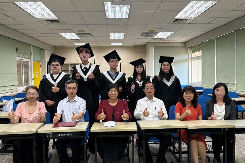 南大陳惠萍校長勉勵畢業生保持好奇心與熱情，善用語言優勢拓展國際視野，勇敢與世界對話。