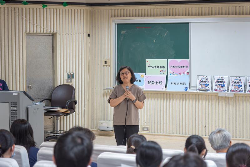 南大教育系歐陽誾教授勉勵師資生把握深入教學現場機會，在服務中累積經驗、培養教育使命感。
