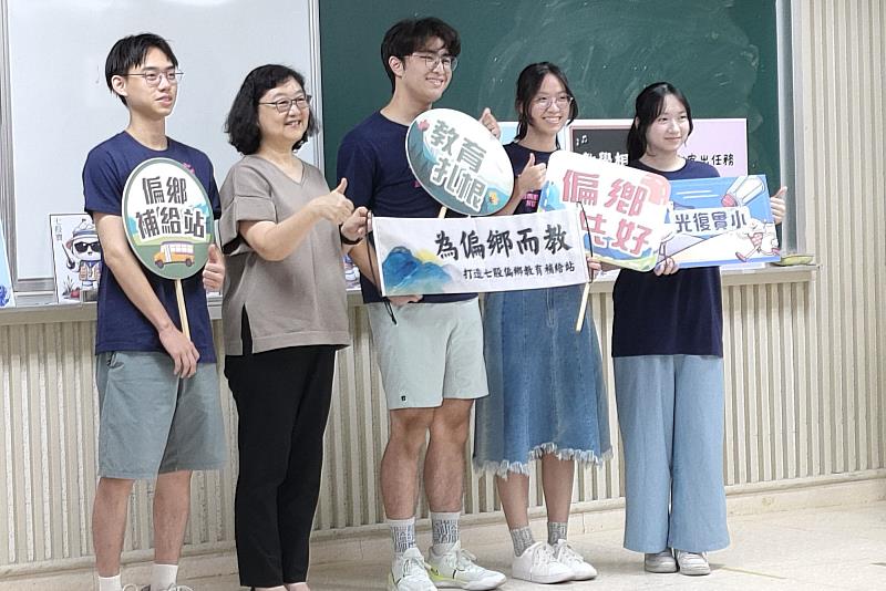南大USR舉辦暑期營隊授旗儀式，象徵11支團隊整裝出發，以教育行動深入偏鄉陪伴學童多元學習。