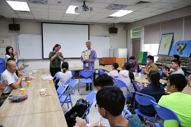 陳一峰老師於南大榮退講座分享求學與教學經驗，引導學生思考生命價值與志業追尋的意義。