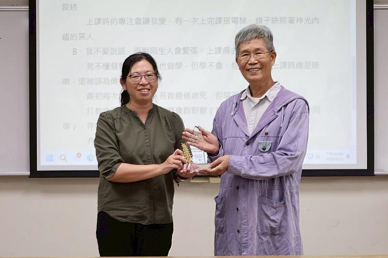 南大文資系主任張靜宜致贈感謝狀，感謝陳一峰老師三十餘年深耕哲學教育，展現教育典範與人文精神。