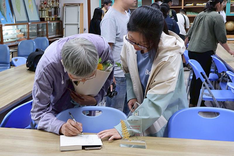 南大學生邀請陳一峰老師提筆留下勉勵話語，珍藏師長智慧與關懷，見證珍貴師生情誼與傳承。