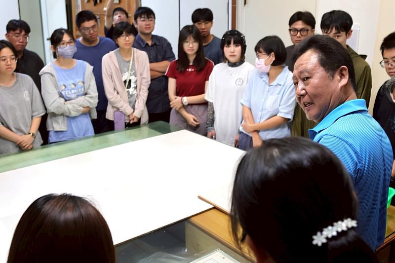 南大學生近距離觀摩文獻裱褙修復技術，了解文化資產保存流程，體會史料維護的重要價值。