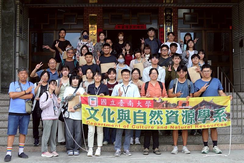 南大文資系結合文獻研究與實地踏查，引導學生走入地方現場，培養文化資產調查與分析能力。
