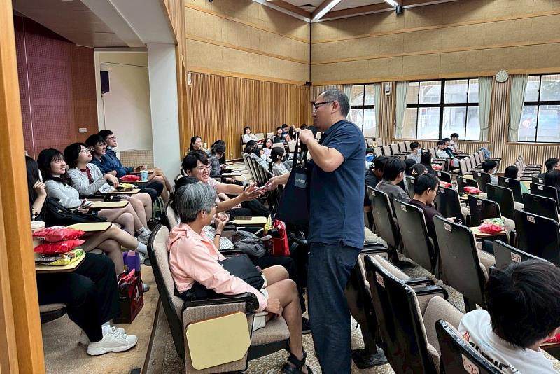 南大學生踴躍參與互動交流,透過提問深入了解品牌經營與行銷策略,展現積極探索職涯方向的學習熱忱。