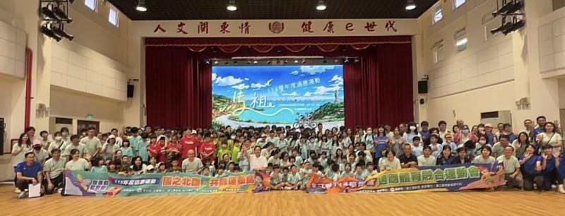 南大體育系師生與馬祖融合運動會參與者合影留念，共同見證適應運動推廣成果與運動平權精神。