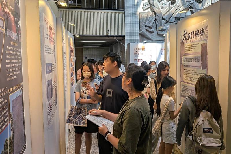 南大張靜宜主任帶領學生進行特展導覽,以專業解說串聯匾額與碑碣背後的歷史文化脈絡。