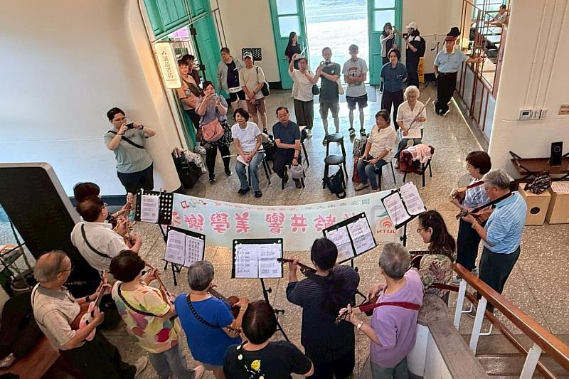 南大樂齡學員走入嘉義市美術館快閃演出，展現終身學習活力，讓音樂成為連結社區與藝術的橋梁。
