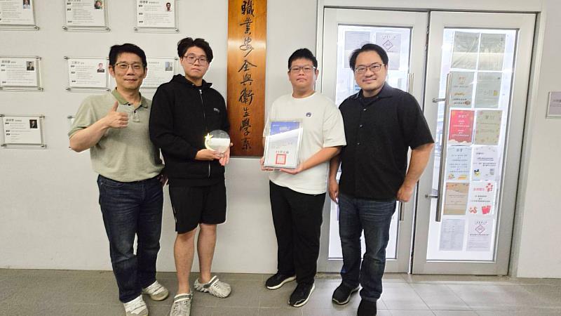 中醫大學安系楊禮豪主任與學生團隊和指導老師袁明豪合影。