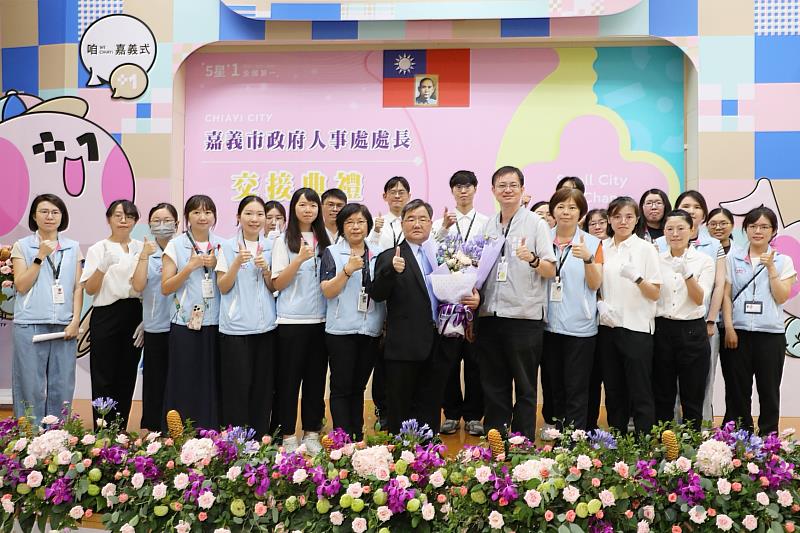 新任人事處長林日明與市府人事處同仁合影