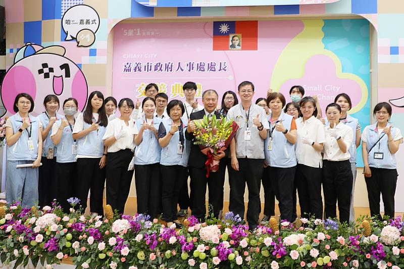 市府人事處同仁獻花予卸任人事處長黃俊容
