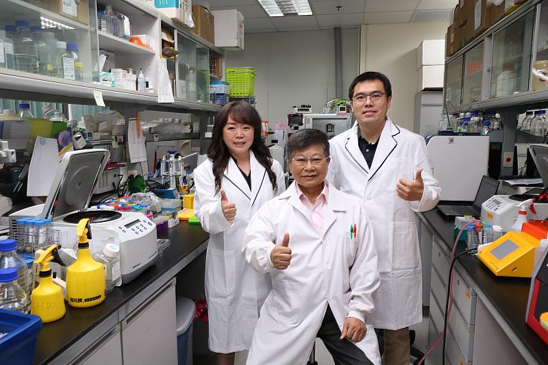 中國醫藥大學博士生林雪雅董事長、攜手中西醫結合研究所王陸海院士與黃暐捷教授團隊執行產學合作計畫。