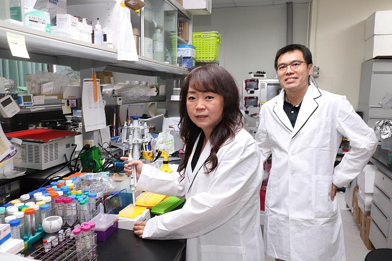 博士生林雪雅董事長接受中西醫結合研究所黃暐捷教授研究指導。