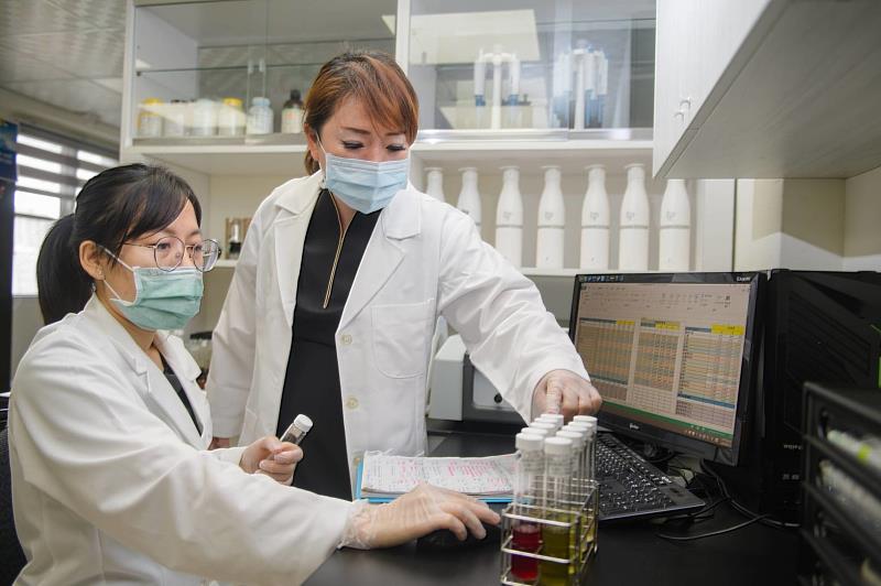 3博士生林雪雅董事長投入專利原食酵母研究。