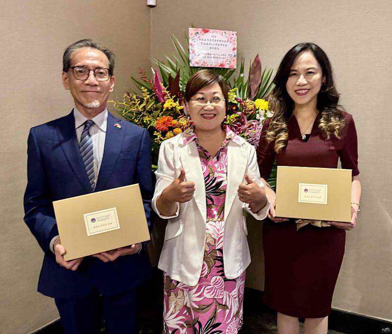 僑務委員會委員長徐佳青（中）贈送禮物給駐巴西代表處代表廖志賢（左）、駐聖保羅辦事處處長朱怡靜（右）
