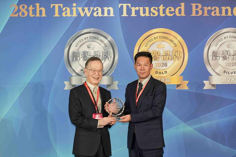 中保科技智慧系統總處胡志強總經理(右)與台灣永續能源研究基金會簡又新董事長(左)合影，共同見證獲獎榮耀。