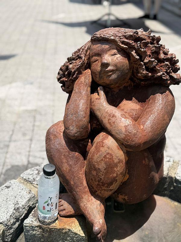 結合在地歷史特色，鶯歌光點團隊於地方上的百年古井，汲取富含正陽之氣的「午時水」免費發送給民眾及遊客。