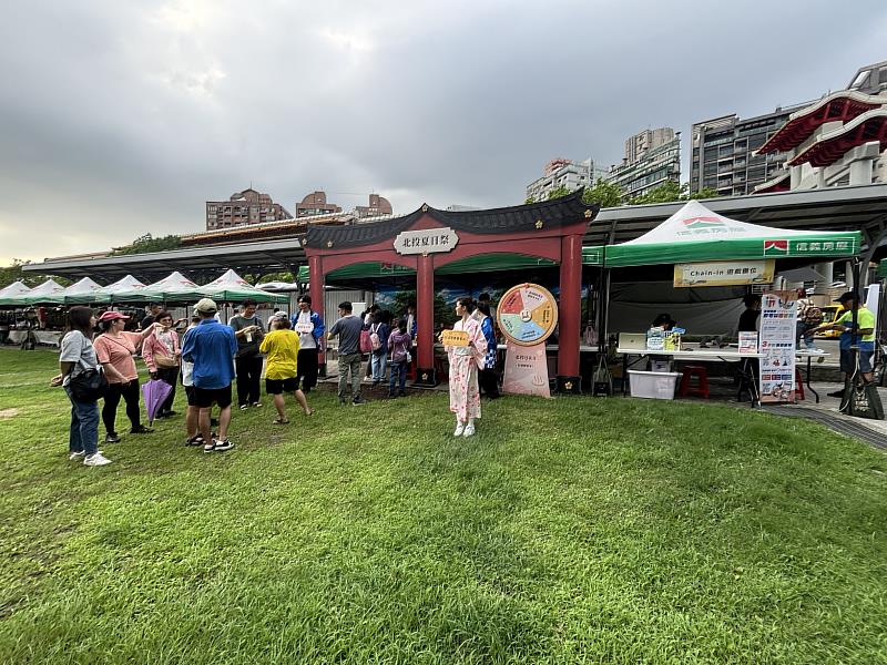信義房屋贊助北投夏日祭活動帳篷,深耕地方商圈。