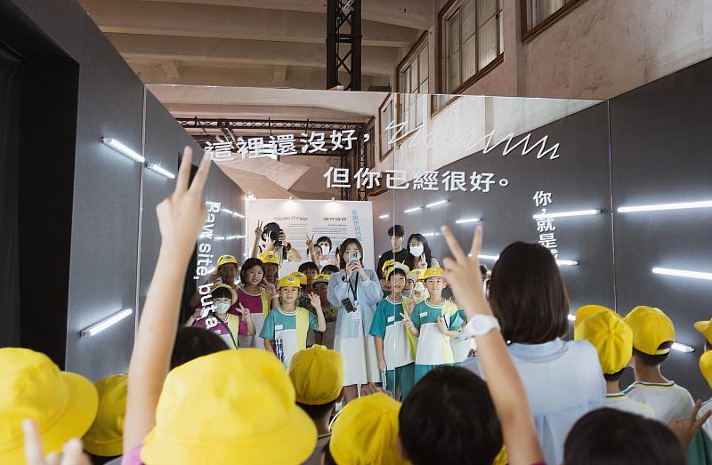學生走進2026嘉義市設計週展區，透過觀察與互動體驗，培養美感素養與創意思維