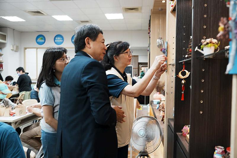 校長介紹據點長輩手作品