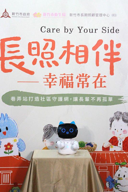 高齡健康照護系主任翁淑娟也在現場展示AI陪伴機器人「Kebbi凱比」。該機器人不僅能在飯前帶領長輩進行健口操,還能在午休結束時貼心提醒起床,讓社區長輩親身體驗智慧科技導入高齡照護的創新成果與便利性。