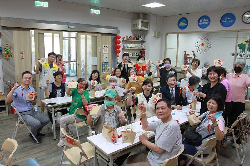 新竹市長照中心巡迴活動於元培C+巷弄長照站登場，元培校長王綮慷與衛生局張治祥秘書長、長輩們於竹編船手作環節合影留念。