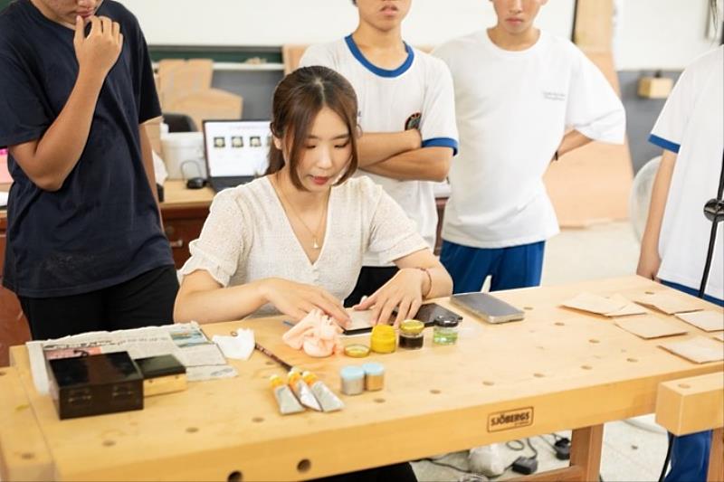 由黃敬怡老師帶領民眾體驗擂金工藝製作,感受傳統匠師技藝之美。
