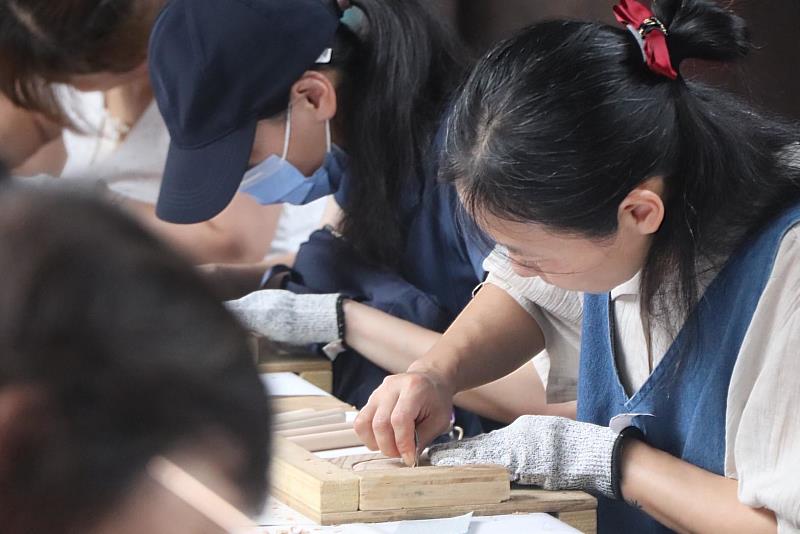 「林園尋藝」系列活動自7月至9月陸續推出文化資產講座、專題導覽、工藝課程及彩繪工作坊,邀請民眾走入林家花園,探索傳統工藝與文化資產之美。