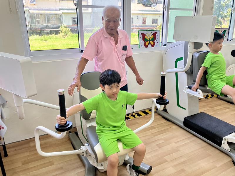 「智慧共生・老幼共學」 嘉義義竹長青樂活中心串起世代交流-2