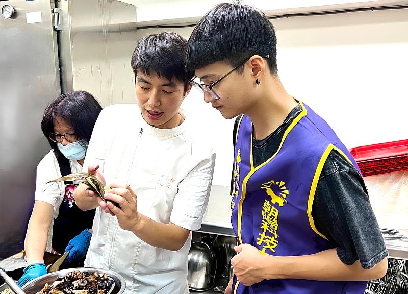 「亞太十大名廚」東勢牛稼莊主廚李浡紳(中),特別受邀到場示範五穀雜糧養生粽。