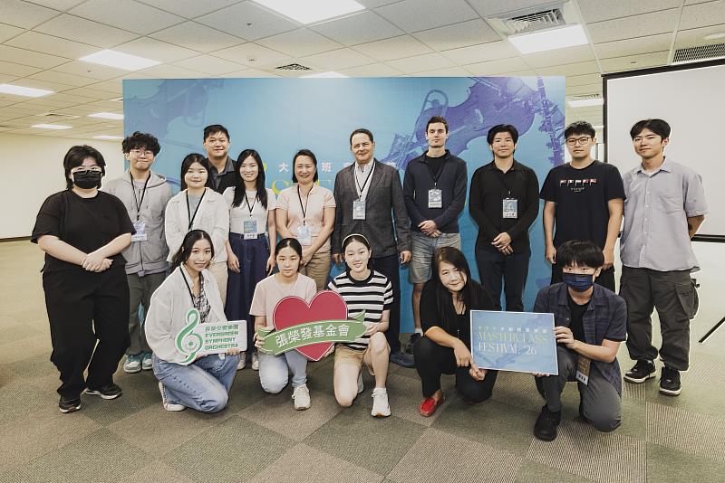 圖一:ESO大師班音樂節於6月22日隆重揭幕,開幕現場師生合影。