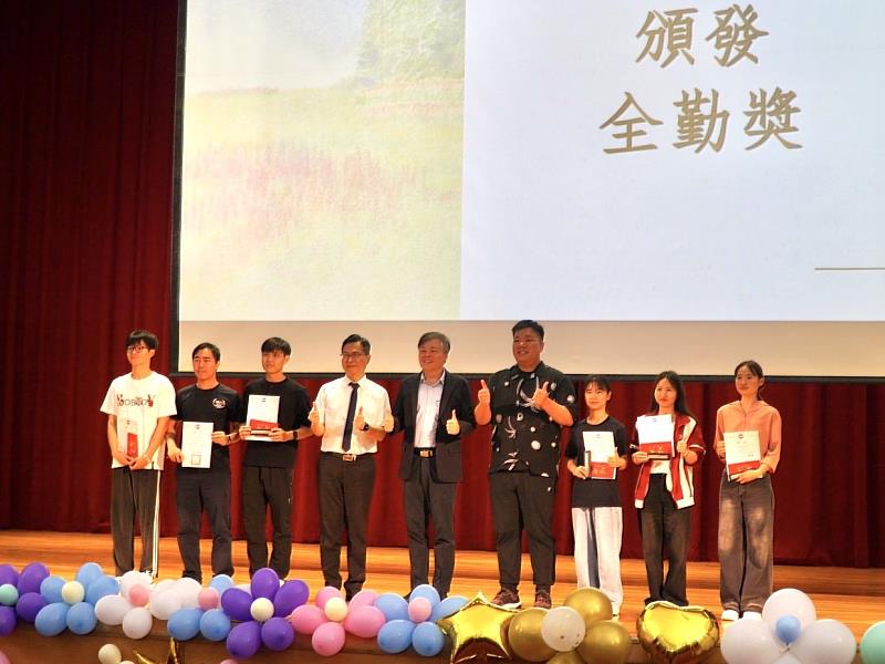 暨大緬甸特輔班結業典禮頒發學期全勤獎,表彰並鼓勵在華語學習道路上始終保持積極、風雨無阻的優秀學子。