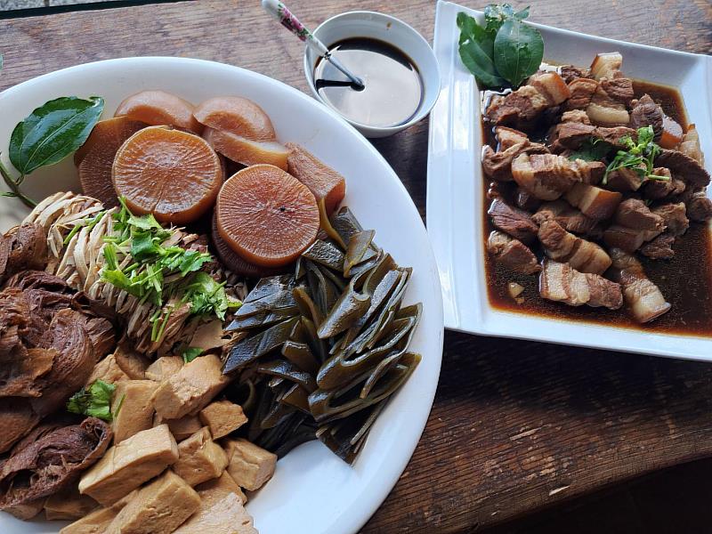 以土肉桂葉入菜的特色風味料理。