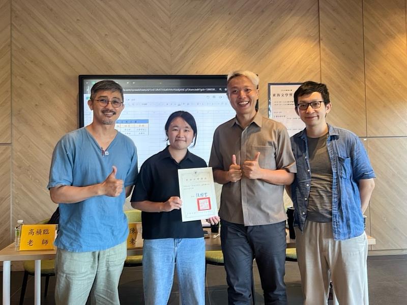 本屆劇本作品類型多元，充分展現作者在情節設計及劇場想像上的創意與深度，由表藝所黃名樺(左2)以《偽造神經病》獲劇本組金質獎。