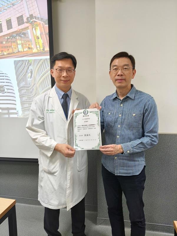 亞大資電學院劉國成副院長(右)頒贈中醫大附醫AIRIC中心主任張詩(左)感謝狀。