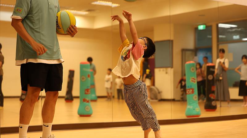 臺北市內湖運動中心「粽夏冒險基地｜超級玩家闖關體驗日」圓滿落幕，近300位親子熱情參與。