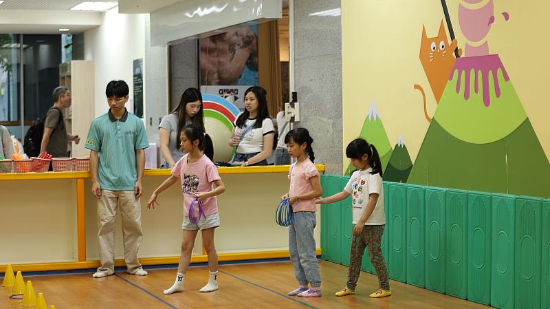 臺北市內湖運動中心「粽夏冒險基地｜超級玩家闖關體驗日」圓滿落幕，近300位親子熱情參與。