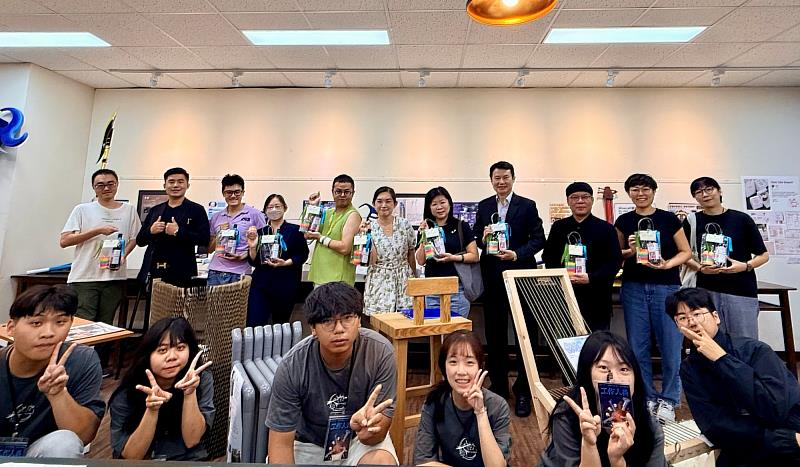 亞大商設系舉辦期末會審活動,工坊廠長洪聖哲(後排由左而右)、外評委員鍾凱均、商設系郭建華老師、柯雅娟老師、黃致豪老師、王靜儀老師、劉芃均老師、龍希文主任、徐宏文老師、黃雅毓老師、蕭毓庭老師,和系學會規劃同學合影。