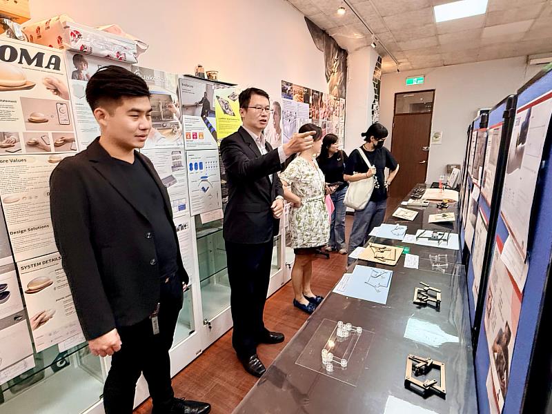 外評委員鍾凱均老師（左1）針對同學作品進行評審。