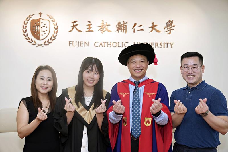 跨領域全英語學士學位學程李丁珉同學（輔仁大學114學年度畢業生致詞代表）及其家人與藍易振校長（右2）合影。