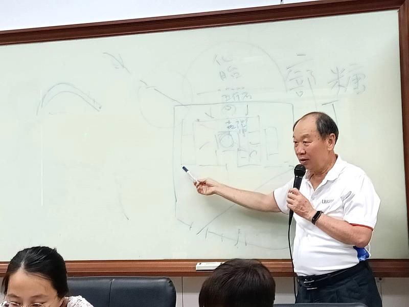 謝主任演說有簡報外，還會在白板上畫圖解說。