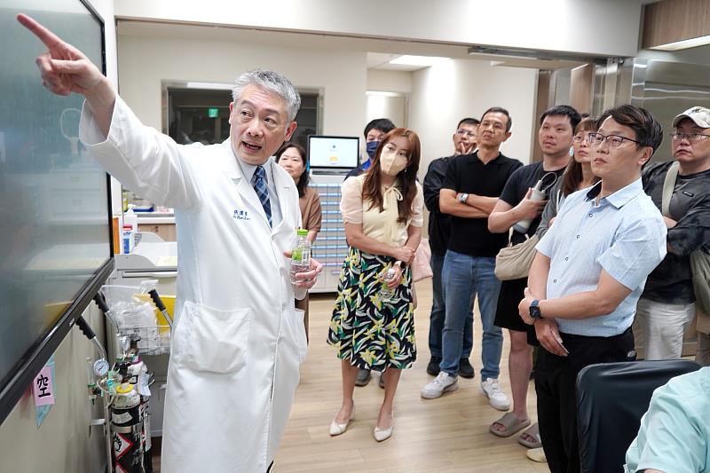 天祥醫院張漢隆副院長（左）分享AI智慧醫療與智慧化管理的實際運用。