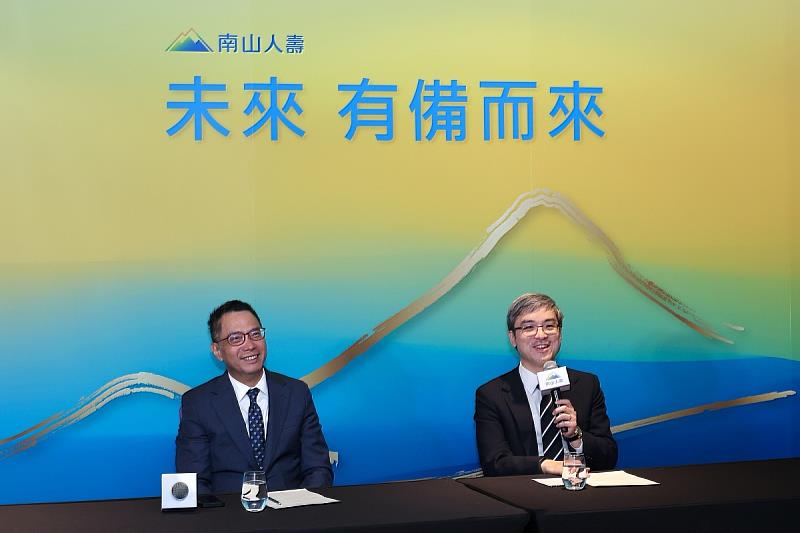 南山人壽今(23)日舉行股東會,董事長尹崇堯(右)及總經理范文偉於股東會後,接受媒體聯訪,宣示南山人壽要成為「超高齡社會下準備最全面的保險公司」。