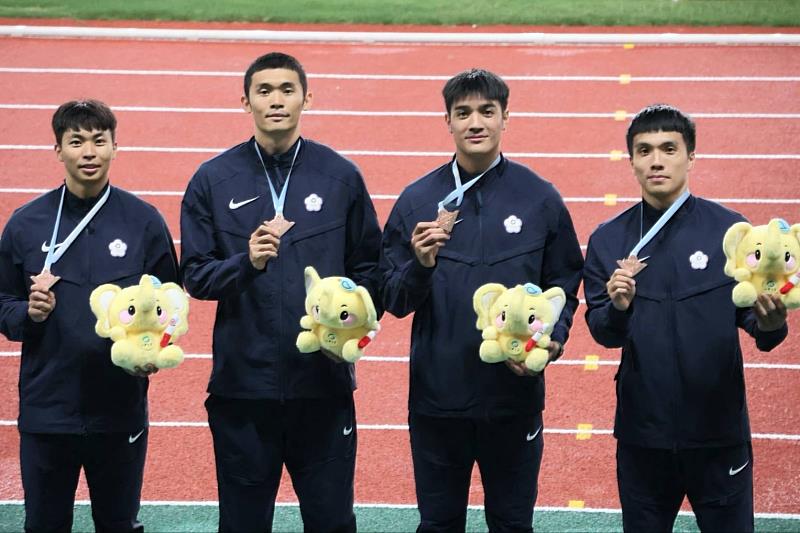中華隊男子4×100公尺接力隊勇奪亞洲接力錦標賽銅牌並刷新全國紀錄，南大學生陳玟溥（左2）、賴柏翔（左1）與隊友共同締造臺灣短跑新猷。