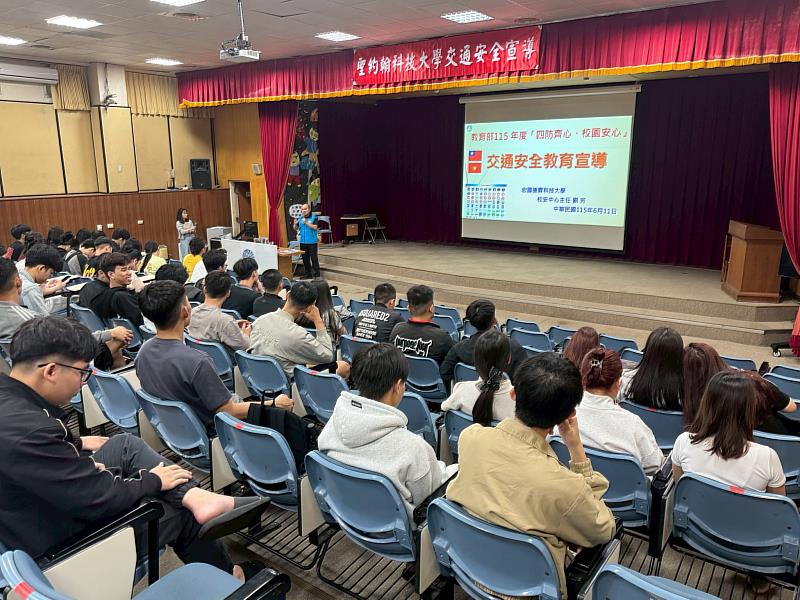 聖約翰科技大學辦理交通安全宣導講座,國際專修部阮氏媚老師擔任越南語現場口譯,協助學生充分理解宣導內容。