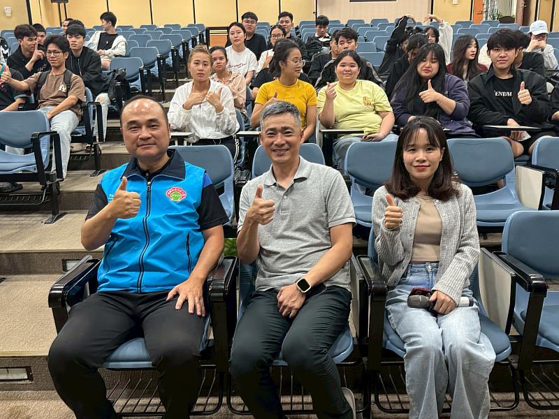劉芳主任於交通安全宣導講座結束後與學生合影留念,共同響應交通安全觀念與守法精神。